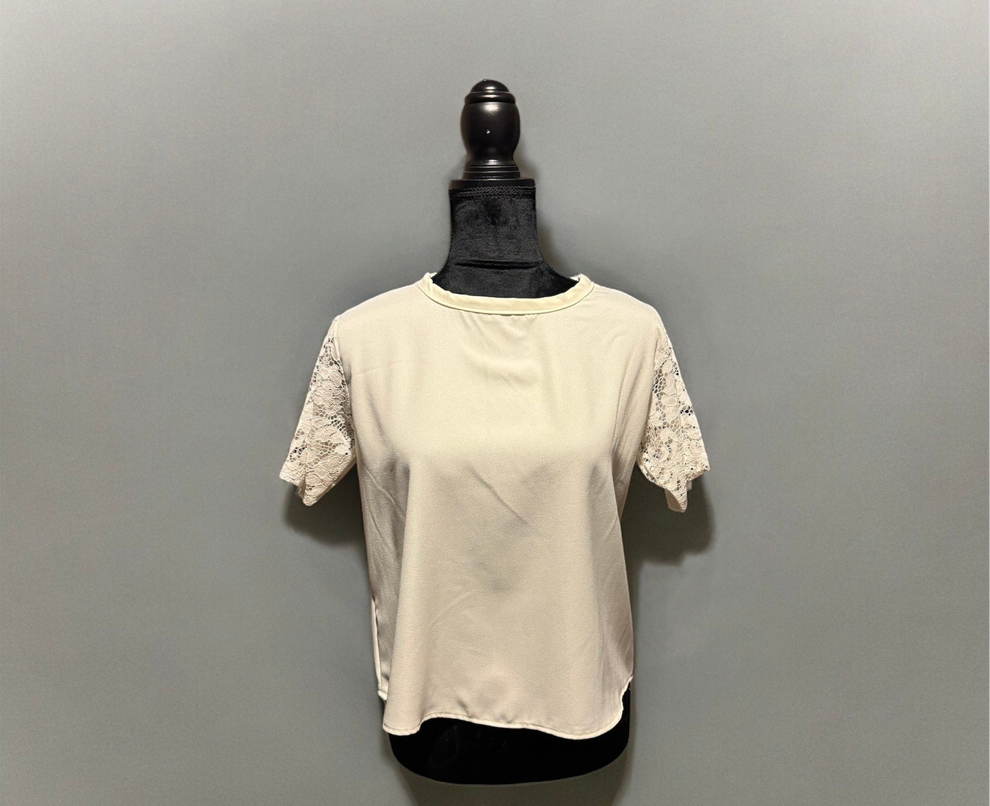 Blusa con mangas de encaje